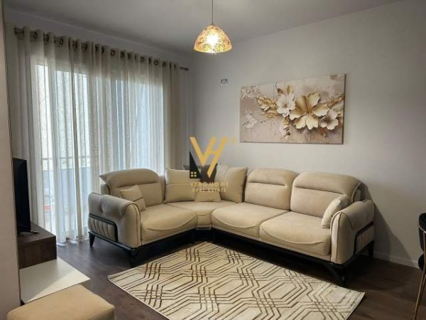 Tirane, jepet me qera apartament 1+1 Kati 3, 53 m² 400 Euro (UNAZA E RE)