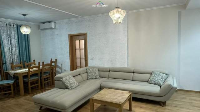 Tirane, jepet me qera apartament 2+1 Kati 7, 100 m² 550 Euro (pallati me shigjeta)