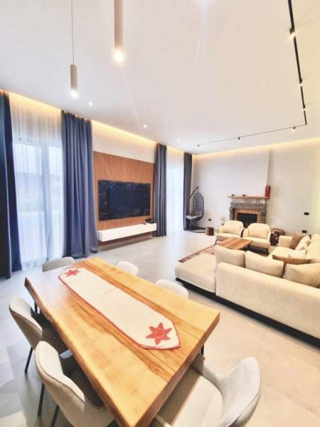 Tirane, shitet Vile 440 m²  (PEZE)
