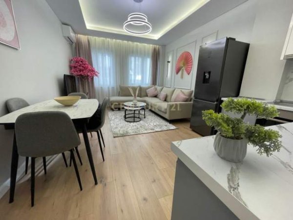 Tirane, shitet apartament 100 m² 230.000 Euro (komuna parisit)