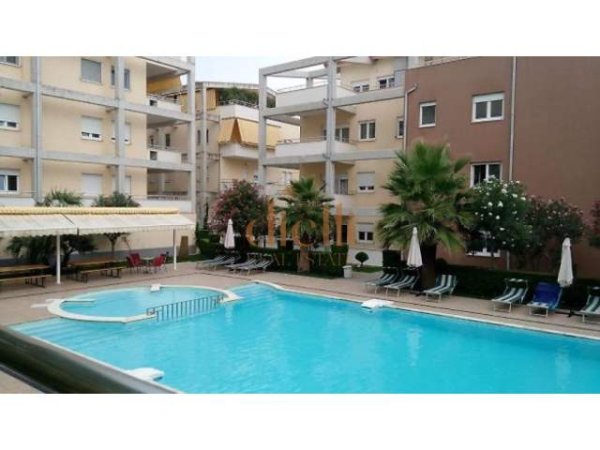 Tirane, jepet me qera apartament 3+1 Kati 2, 220 m² 1.600 Euro (rezidenca Touch of the sun)