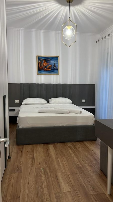 Apartament 2+1 ,i Mobiluar Pazari i Ri Tiranë - Mundësi e Shkëlqyer për Jetesë Komode