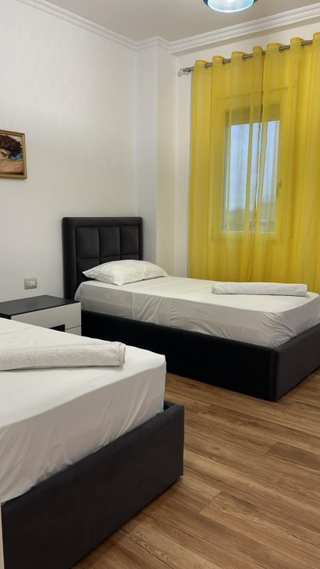 Apartament 2+1 ,i Mobiluar Pazari i Ri Tiranë - Mundësi e Shkëlqyer për Jetesë Komode