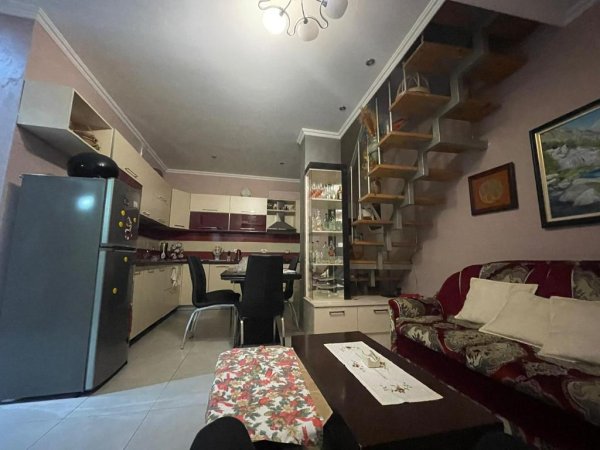Jepet me qera Apartamenti 2+1 550 euro , Vasil Shanto prane Keshit.