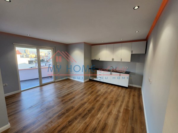 Apartament 2+1+verande ne shitje tek 21 Dhjetori ne Tirane
