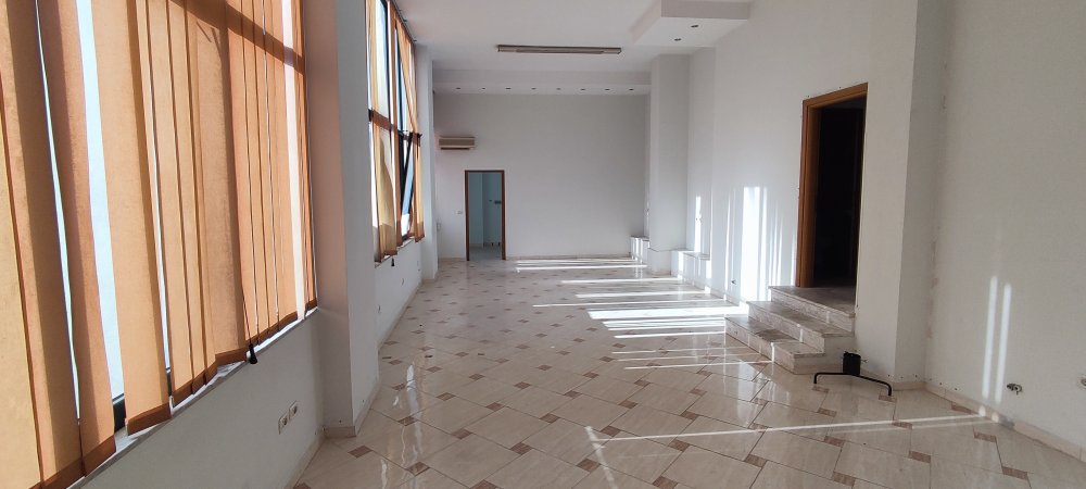 Jepet me qira ambient, Zyra-Kopsht-Klinike, 225 m2, 1500€/muaj lartesi 3.2m prane Instat