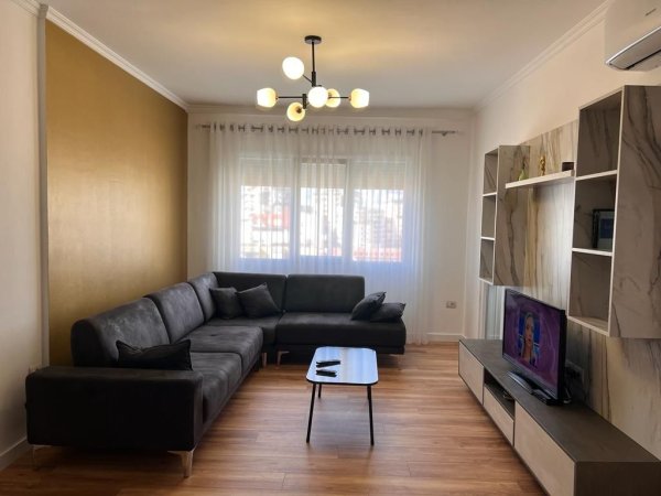 Apartament 2+1+2 me qera tek Pazari i Ri 1000 euro