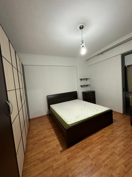 Jepet me qera Apartamenti 1+1 e pershtatur ne 2+1 450 euro , rr, Kavajes prane Policise Bashkiake.