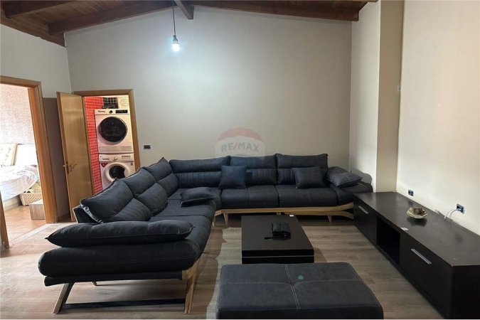 Apartament - Me Qira - Komuna e Parisit, Shqipëri
Jepet apartament 2+1 me qira