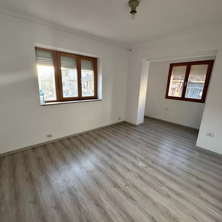 Shitet Apartament 1+1,55 m2, restaurim total te 21 Dhjetori, 98.000 Euro