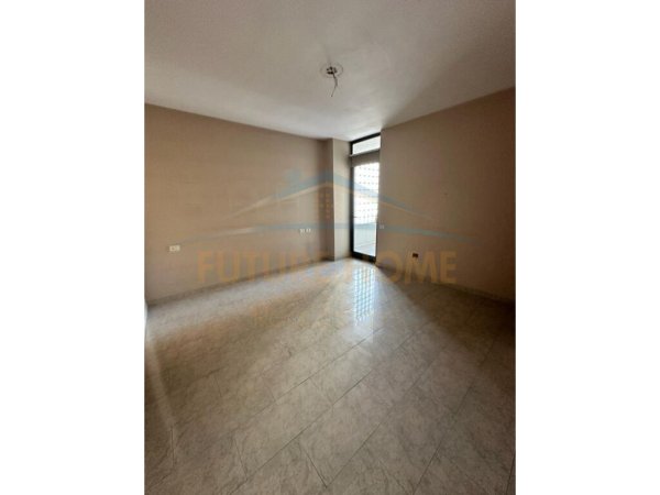 Shitet, Apartament 2+1,Rruga e Barrikadave , Tirane 265.000 euro