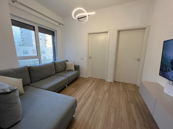Jepet me qera Apartamenti 3+1 750 euro , 21 Dhjetori Kompleksi Kontakt.