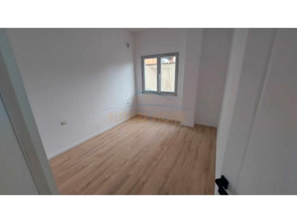 Shitet, Apartament 2+1, Bulevardi Zhan Dark, Tiranë. 135,000 €