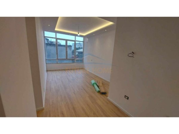 Shitet, Apartament 2+1, Bulevardi Zhan Dark, Tiranë. 135,000 EURO