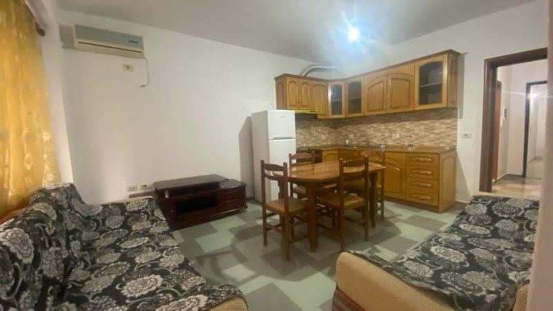Jepet me qera Apartamenti 1+1 450 euro, Rruga Elbasanit pas shkolles se Mesme te Gjuheve te Huaja.