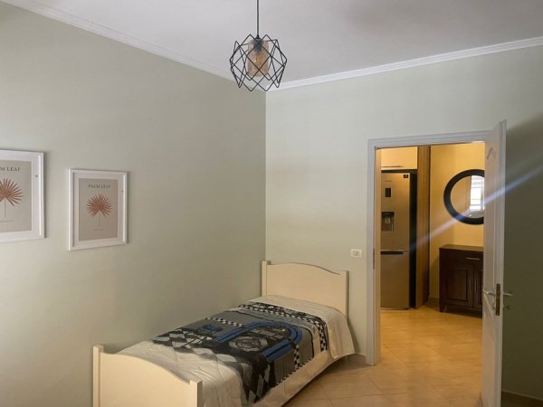Apartament i Mobiluar Me 2 Dhoma Gjumi në Unazën e Re, Pranë Rotondos për Qira