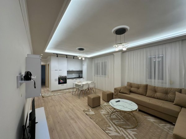 Prane Maternitetit te Ri/Bulevardi Zhan Dark, shitet apartament 2+1 me mobilim modern.