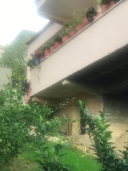 Shitet shtepi dy kateshe ne rrugen Fuat Toptani afer Qytetit Studenti Tirane.