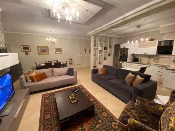 Tirane, jepet me qera apartament 3+1 Kati 9, 164 m² 1.200 Euro (rruga Barrikadave)