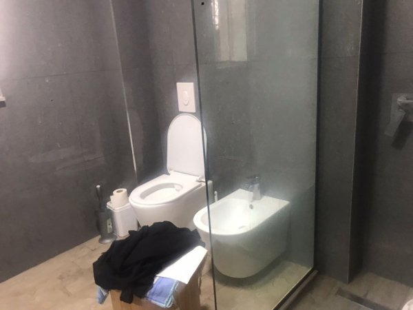 Shitet Apartament 2+1 + 2 Ambjente ne rrugen Aleksander Moisiu afer Komisariatit 4 Tirane