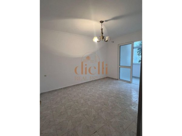 Apartament 3+1 Per Qira, Prane Xhamllikut, 450 Euro