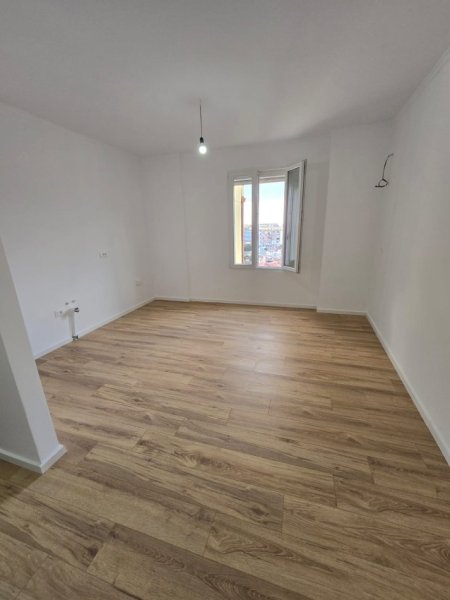 Shitet Apartament 2+1+bllk,  Xhamllik te Rosman Lala, 132.000 Euro