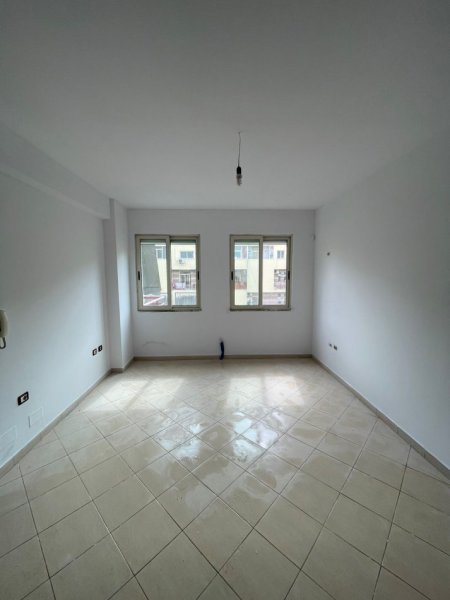 Shitet, Apartament 1+1, Komuna e Parisit, Tiranë - 98000€ | 53 m²