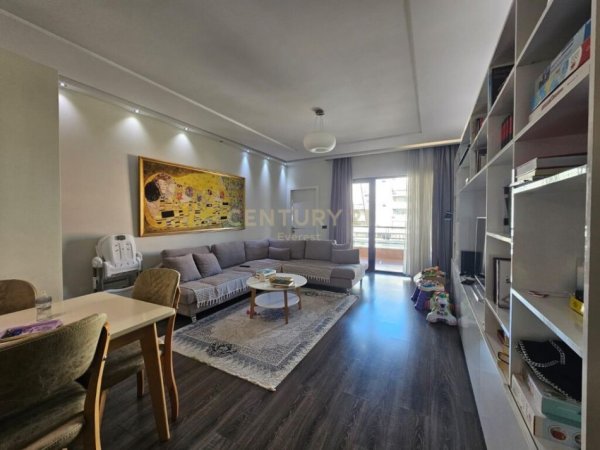 Mbikalimi Komunes Parisit, Shesim Apartament 2+1  180,000 €