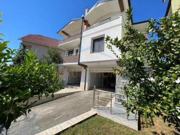 Tirane, shitet Vile 5+1+BLK Kati 0, 239 m² 360.000 Euro (Sauk)
