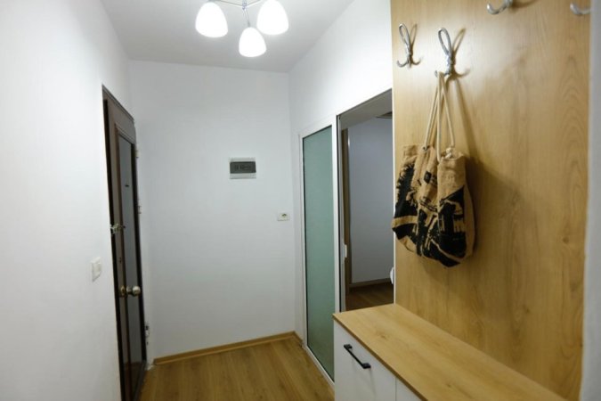 Jepet me qera Apartamenti 1+1 500 euro , rruga Margarita Tutulani perball Gjimnazit Petro Nini Luarasi.