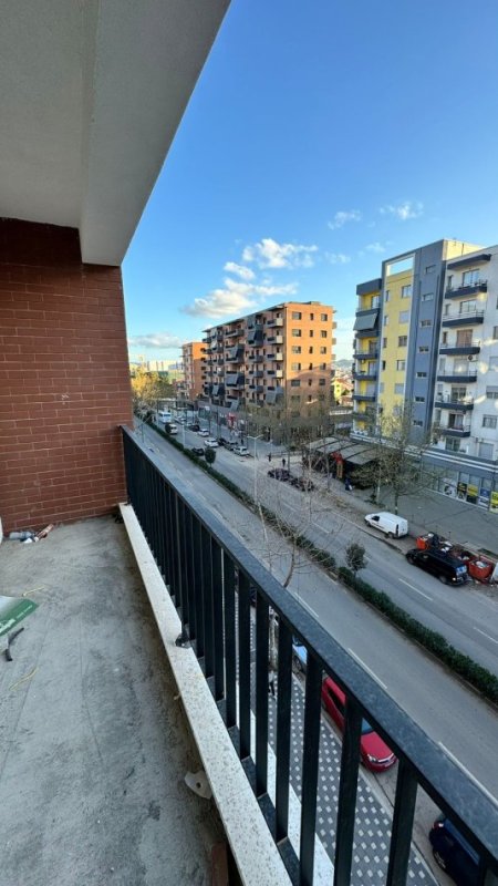 Shitet Apartament 3+1+2 Pallat i ri buzë rruge në Kamëz