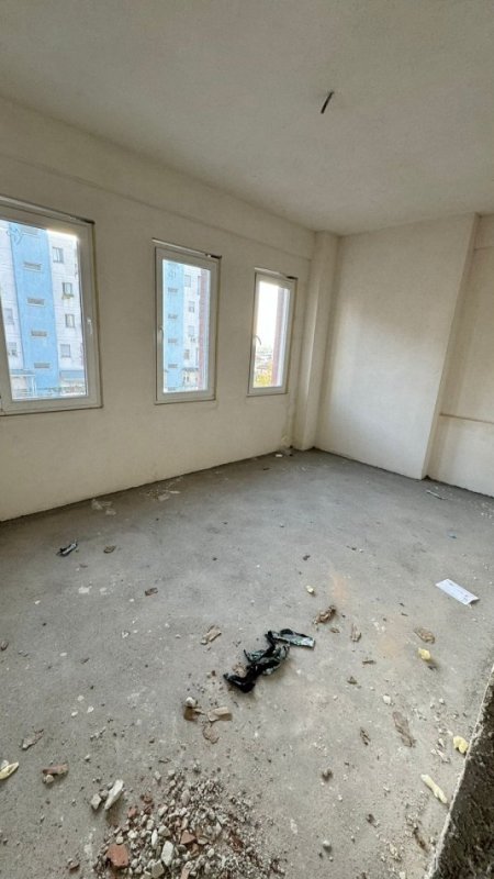 Shitet Apartament 3+1+2 Pallat i ri buzë rruge në Kamëz