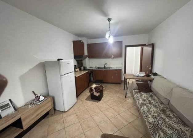 Shitet apartament 1+1 te Komuna e Parisit 122.400 euro