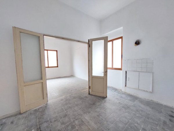 Shitet apartament 3+1 prane Shkolles Eftali Koçi, Durres   92.000 Euro