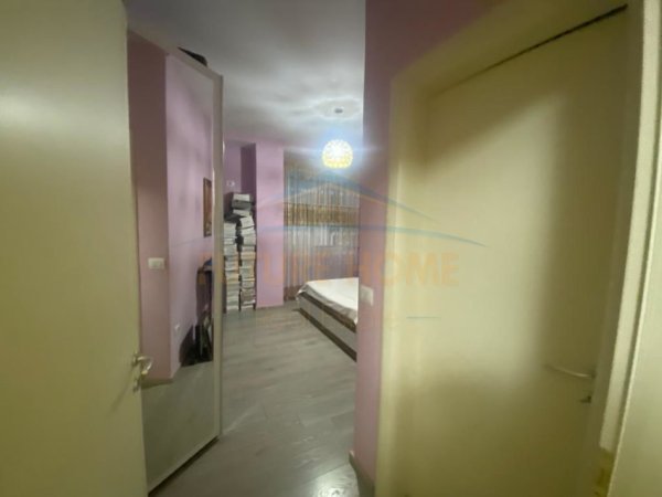 Shitet, Apartament 2+1+2, Te Rruga E Portit, Durrës