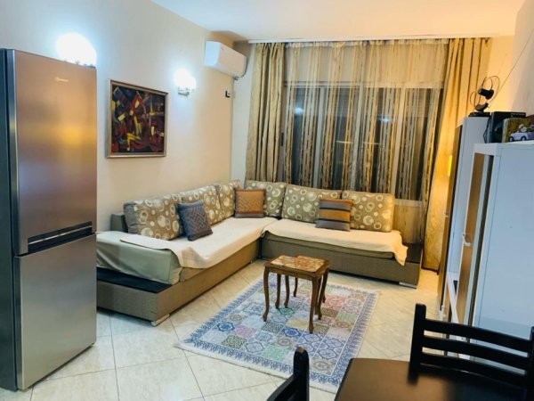 Jepet me qera apartamenti 1+1 550€ , rruga e Kavajes prane Bllokut te Ambasadave.