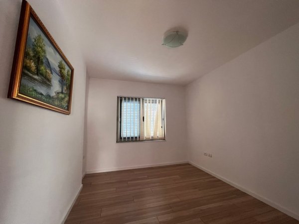 Shitet Apartament 2+1+ Verandë, “ Fresku ” Tiranë.