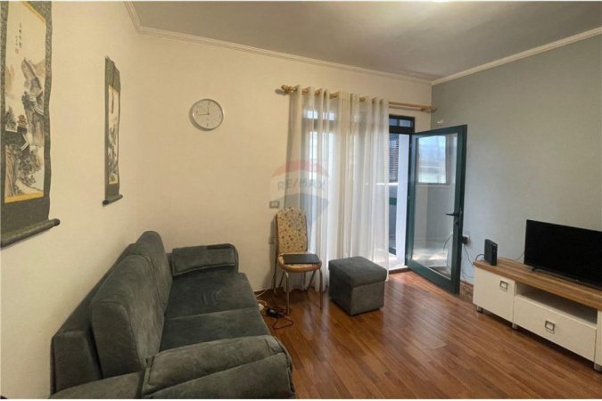 Apartament 2+1 me qira në Qendër të Tiranës 700 €