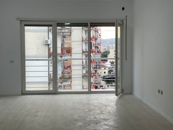 📍Don Bosko shitet Apartament 3+1+2+post parkimi buze rruge