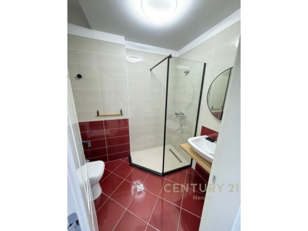 Jepet me Qira Apartament modern 2+1+2 tualete ne Komunen e Parisit, prane Qendres Kristal!