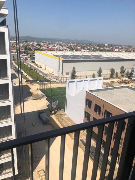 Me Qera te Kompleks Univers City/QTU: Apartament bosh +1 vend-parkim,tip1+1,koridor,banjo, ballkon,sipërfaqe 65m2, kat 7-të, në pallat ri 9-kat, Qera 300 €/muaj, "Univers City" 450m rruga dytësore Tir-Durrës rr. Bylis/Industriale, tek QTU /Coca-Cola, si dhe 7-km ose 14-min me auto nga qendra Tiranës
