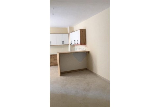Apartament - Me Qira - Kopshti Botanik, Shqipëri
Jepet me qera apartament 2 + 1 tek kopeshti botani