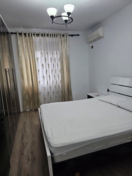 Shitet apartament 2+1 ne Vasil Shanto te keshi, kati 3-te 130.000 e mobiluar