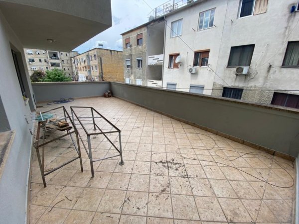 Apartament 1+1, në shitje në Bulevardin Bajram Curri, Tiranë