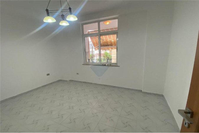 Shitet apartament 3+1 te stacioni i fundit i Tiranes se Re, 165'000 Euro