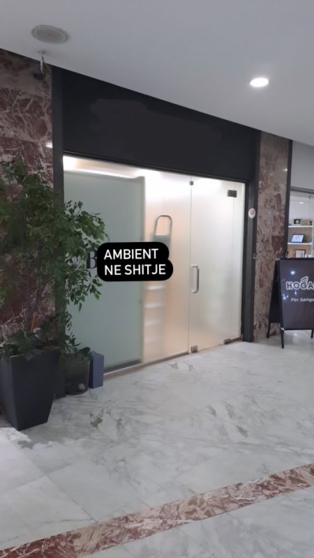 Shitet, Ambient biznesi, në Qendër, Tiranë.