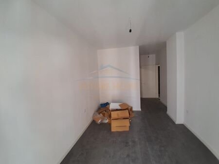 Shitet, Apartament 2+1+2, Rruga e Barrikadave, Tiranë. AREA40354