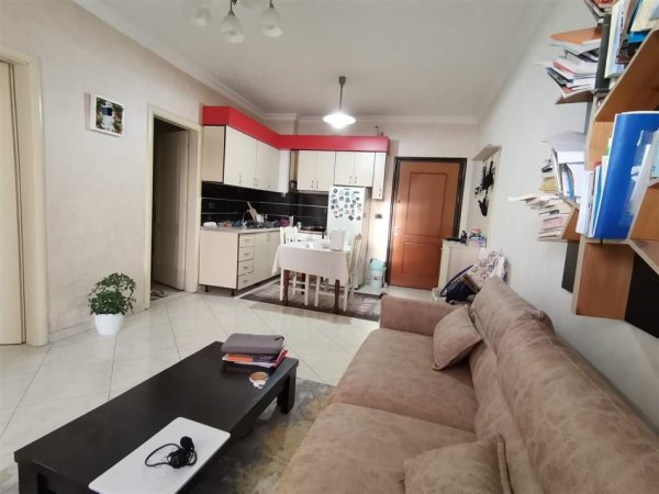 Jepet me qera Apartamenti 1+1 360 mije leke, Astir Vila L rruga Loni Ligori.