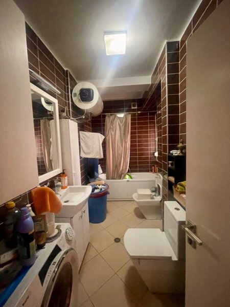 Shitet Apartament 3+1+2 tualete+Garazh te Komuna e Parisit
