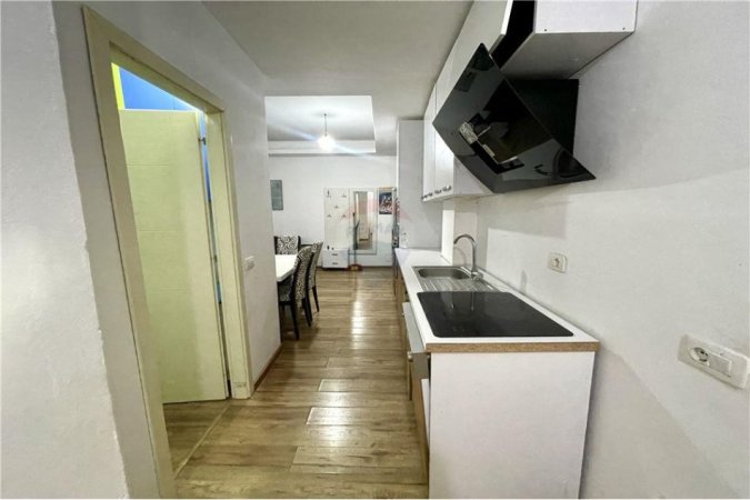 Apartament per qira, 3+1 totalisht i mobiluar, buze Unazes se Re, per 450 Euro/muaj!